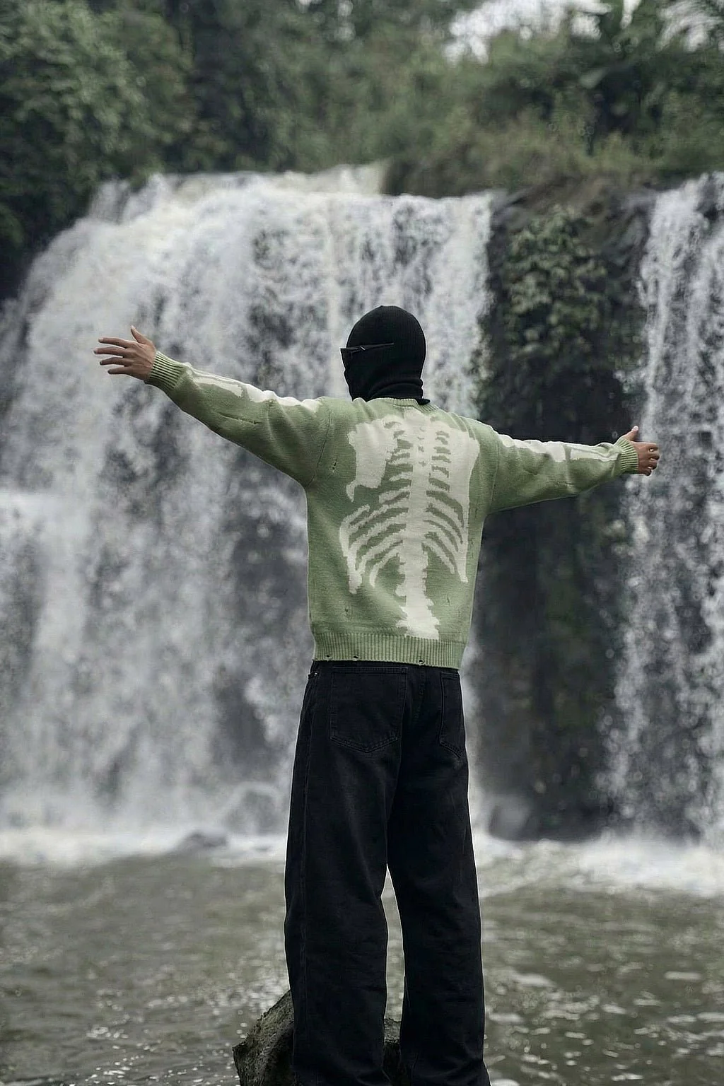 Green skeleton sweater - Image 5